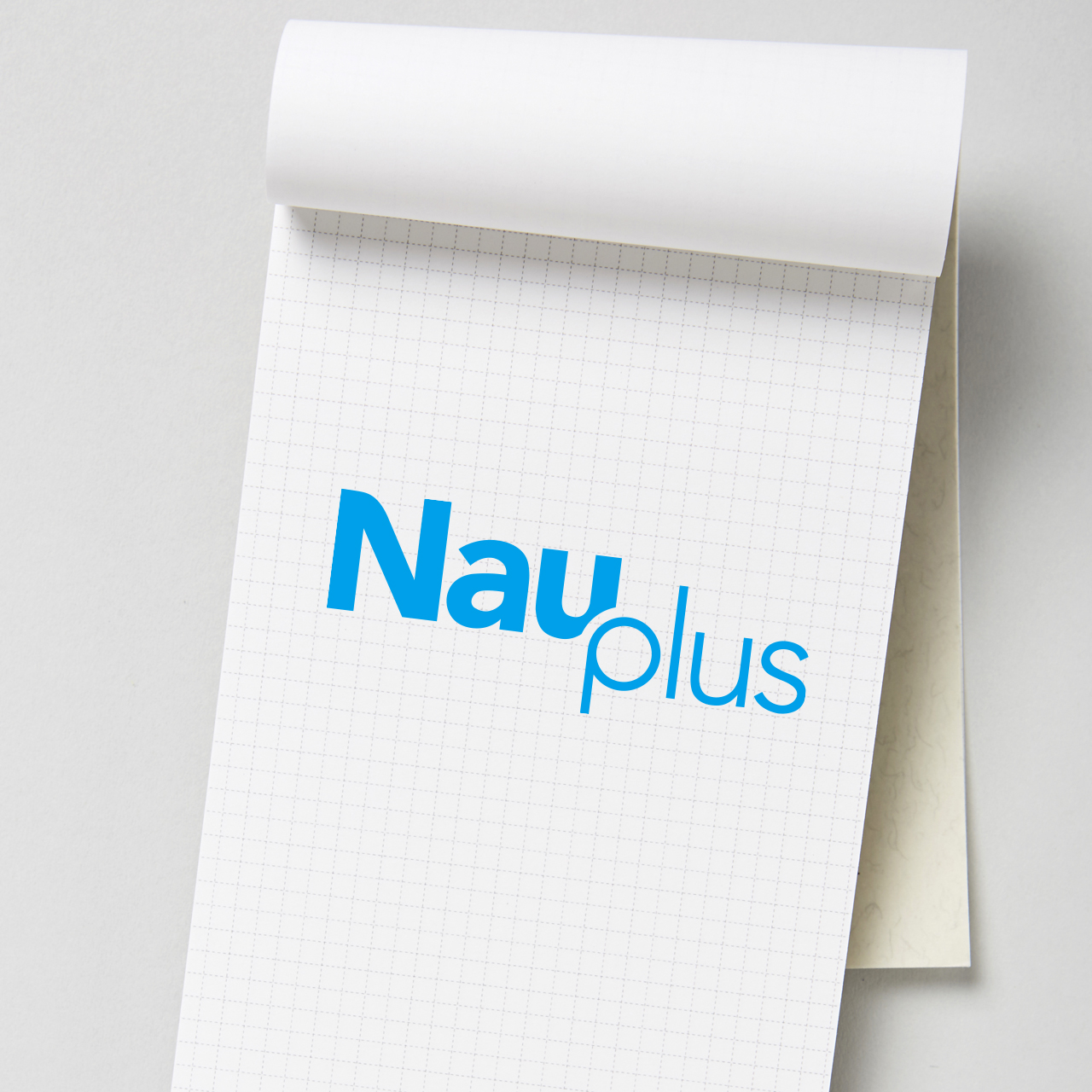 나우플러스 로고 디자인 메모지(노트패드) 목업 – 블루 컬러 Nau plus 로고 적용