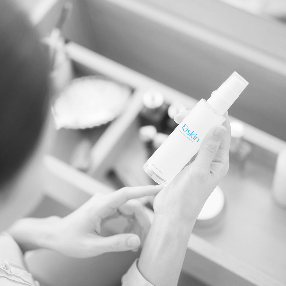Dskin 토너 스프레이를 화장대에서 사용하는 라이프스타일 컷